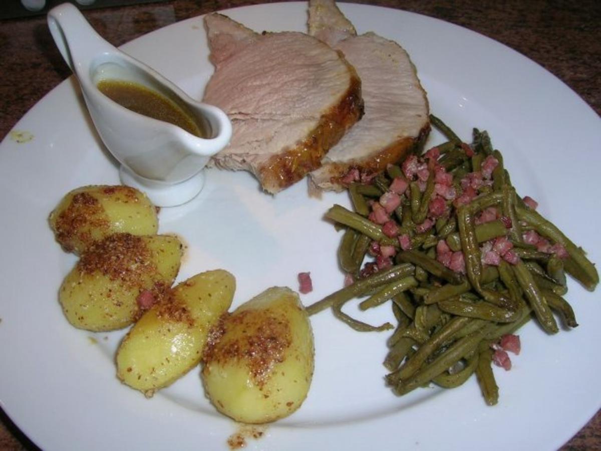 Kotelettbraten aus dem Ofen, mit grünen Speckböhnchen und ...