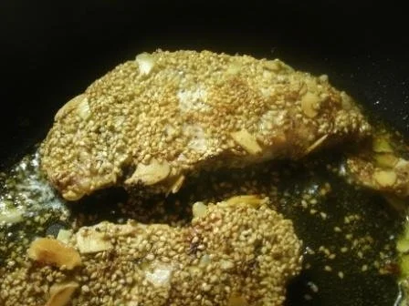 Basilikum Minutenschnitzel von der Hähnchenbrust in Sesam-Mandelpanade - Rezept - Bild Nr. 5