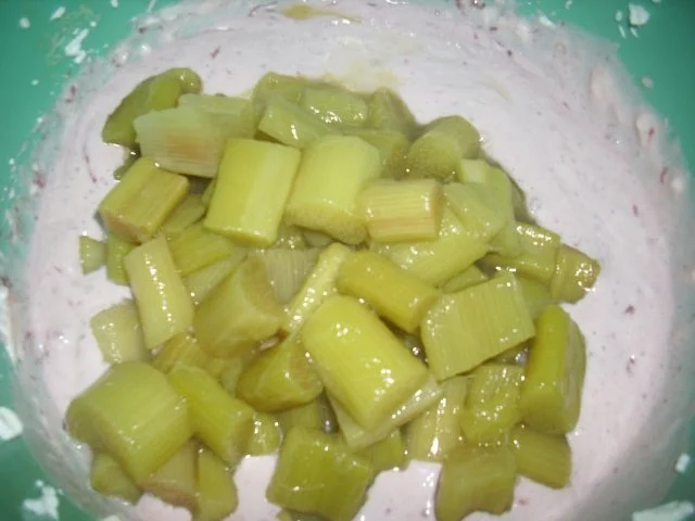 Rezept: Rhabarber-Frischkäse-Sahne-Torte Bild Nr. 6 Rhabarber-Frischkäse-Sahne-Torte - Rezept - Bild Nr. 6