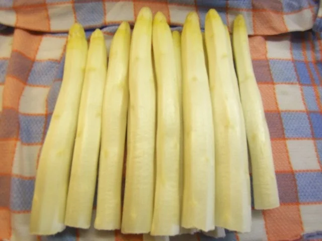 Rezept: Schrobenhausener Spargel mit neuen Kartoffeln und Kalbsschnitzeln Bild Nr. 3 Schrobenhausener Spargel mit neuen Kartoffeln und Kalbsschnitzeln - Rezept - Bild Nr. 3
