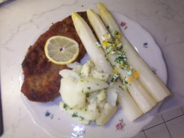 Rezept: Schrobenhausener Spargel mit neuen Kartoffeln und Kalbsschnitzeln Schrobenhausener Spargel mit neuen Kartoffeln und Kalbsschnitzeln - Rezept