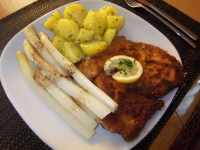 Rezept: Schrobenhausener Spargel mit neuen Kartoffeln und Kalbsschnitzeln Bild Nr. 7 Schrobenhausener Spargel mit neuen Kartoffeln und Kalbsschnitzeln - Rezept - Bild Nr. 7