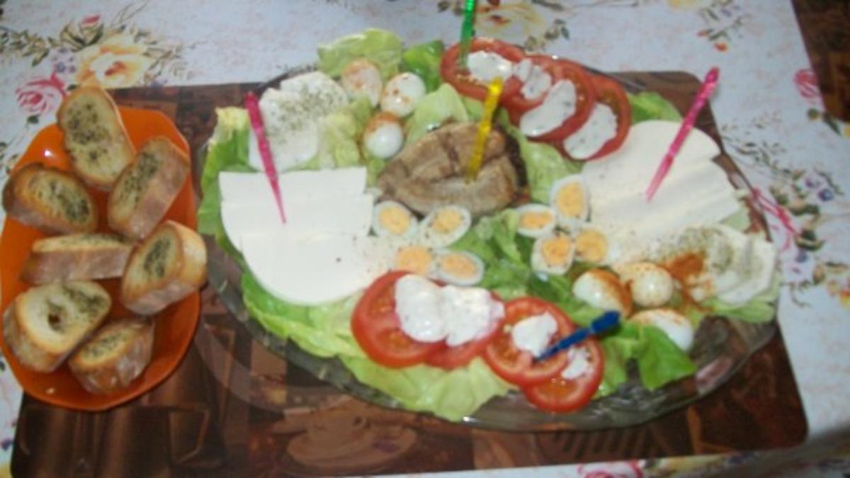 Irenes Salatplatte herzhaft & süß mit gerösteten Brötchenscheiben !! - Rezept