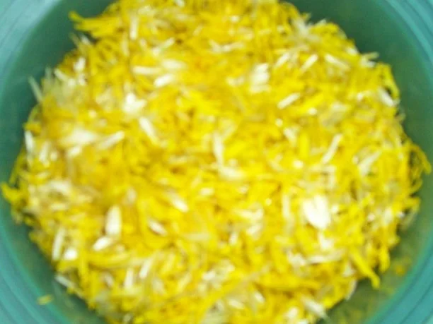 Rezept: Likör: Löwenzahnblütenlikör Bild Nr. 2 Likör: Löwenzahnblütenlikör - Rezept - Bild Nr. 2