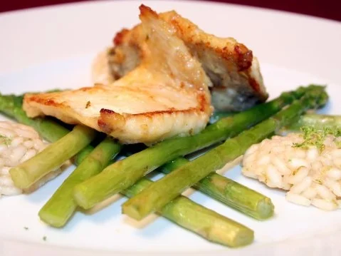 Steinbutt mit glasiertem grünen Spargel an Limettenrisotto - Rezept