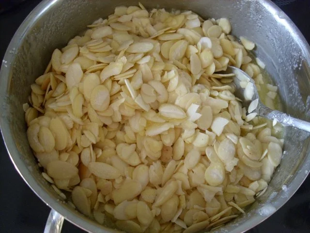 Rezept: Bienenstich mit Vanillepudding-Creme und Mandeln Bild Nr. 4 Bienenstich mit Vanillepudding-Creme und Mandeln - Rezept - Bild Nr. 4