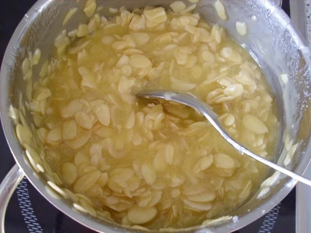 Rezept: Bienenstich mit Vanillepudding-Creme und Mandeln Bild Nr. 5 Bienenstich mit Vanillepudding-Creme und Mandeln - Rezept - Bild Nr. 5