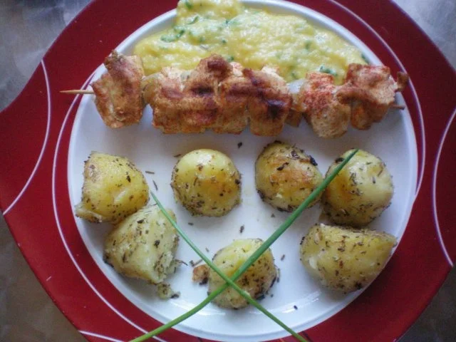 Rezept: Hähnchenspieße mit Mango-Joghurt-Curry-Sauce Hähnchenspieße mit Mango-Joghurt-Curry-Sauce - Rezept