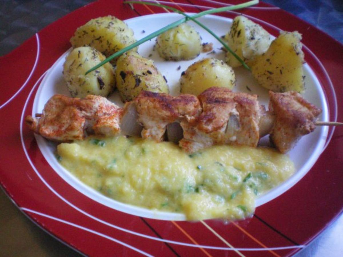 Hähnchenspieße mit Mango-Joghurt-Curry-Sauce - Rezept - kochbar.de