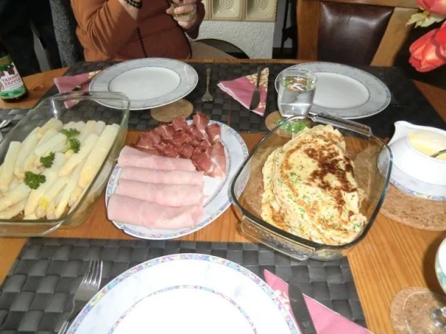 Rezept: Spargel mit 2-erlei Schinken, Kräuterpfannkuchen und Sauce Hollandaise Bild Nr. 2 Spargel mit 2-erlei Schinken, Kräuterpfannkuchen und Sauce Hollandaise - Rezept - Bild Nr. 2