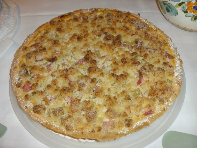 Rezept: Rhabarberkuchen mit Marzipanstreuseln Rhabarberkuchen mit Marzipanstreuseln - Rezept