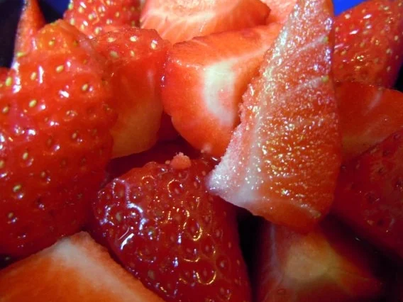 Rezept: Fruchtiger Salat mit Geflügelleber und knusprigem Knoblauch-Baguette Bild Nr. 4 Fruchtiger Salat mit Geflügelleber und knusprigem Knoblauch-Baguette - Rezept - Bild Nr. 4