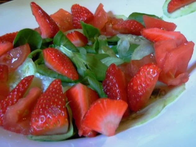 Rezept: Fruchtiger Salat mit Geflügelleber und knusprigem Knoblauch-Baguette Bild Nr. 8 Fruchtiger Salat mit Geflügelleber und knusprigem Knoblauch-Baguette - Rezept - Bild Nr. 8