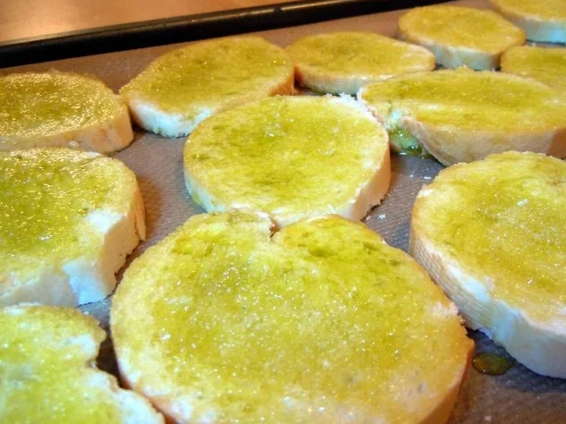 Rezept: Fruchtiger Salat mit Geflügelleber und knusprigem Knoblauch-Baguette Bild Nr. 3 Fruchtiger Salat mit Geflügelleber und knusprigem Knoblauch-Baguette - Rezept - Bild Nr. 3