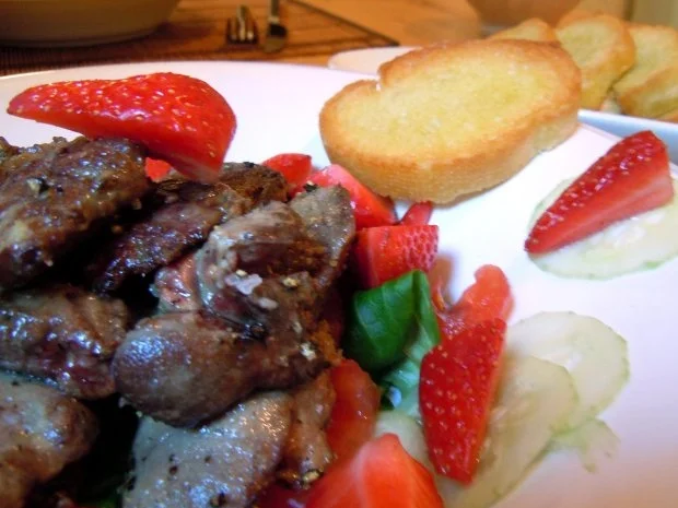 Rezept: Fruchtiger Salat mit Geflügelleber und knusprigem Knoblauch-Baguette Fruchtiger Salat mit Geflügelleber und knusprigem Knoblauch-Baguette - Rezept