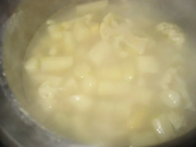 Rezept: Spargel-Blumenkohlsuppe Bild Nr. 3 Spargel-Blumenkohlsuppe - Rezept - Bild Nr. 3