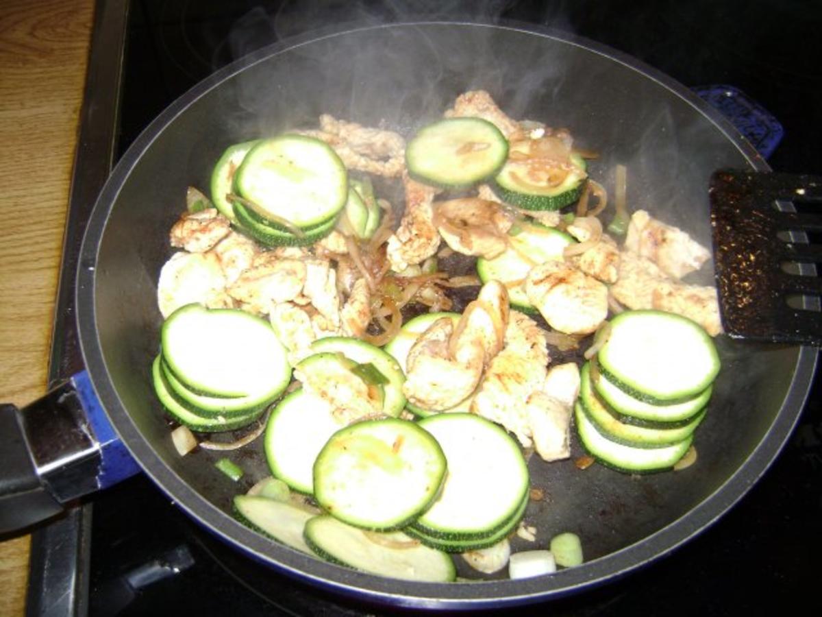 Schnelle Hähnchen - Zucchini Pfanne - Rezept - kochbar.de