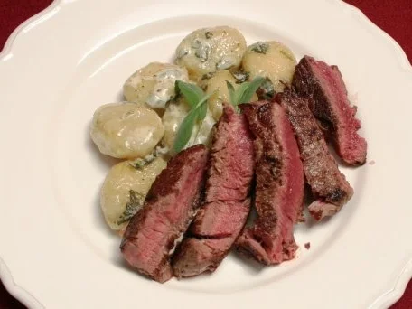 Rezept: Gnocchi in Salbei-Sahnesoße mit Rinderfiletstreifen Gnocchi in Salbei-Sahnesoße mit Rinderfiletstreifen - Rezept