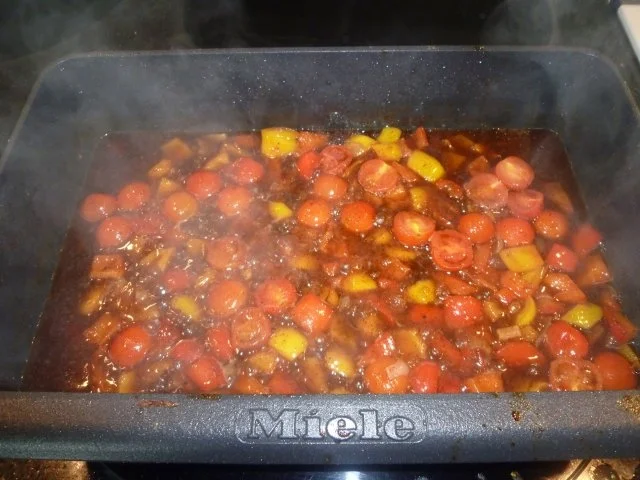 Mediterrane Hähnchenkeulen auf Gemüsebeet - Rezept - Bild Nr. 3