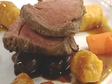 Rinderfilet an Kürbisgnocchi und Rotweinzwiebeln - Rezept