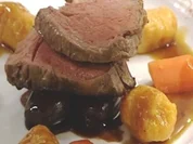 Rinderfilet an Kürbisgnocchi und Rotweinzwiebeln - Rezept