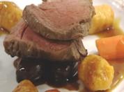 Rinderfilet an Kürbisgnocchi und Rotweinzwiebeln - Rezept