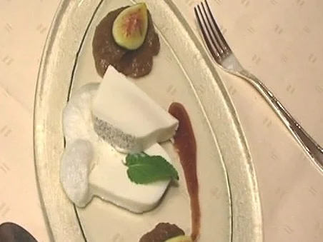 Panna cotta von Nelken an Rotwein-Feigenpüree - Rezept