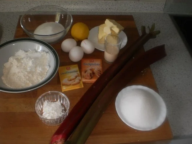 Rezept: Rhabarber-Baiser-Kuchen Bild Nr. 2 Rhabarber-Baiser-Kuchen - Rezept - Bild Nr. 2