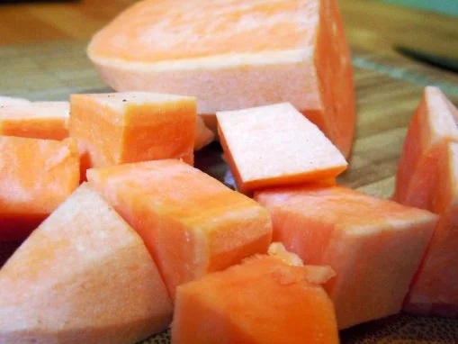 Lammbouletten mit Walnuss-Pfeffer-Sauce und Süßkartoffel-Püree - Rezept - Bild Nr. 2