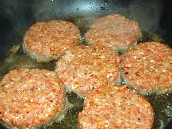 Lammbouletten mit Walnuss-Pfeffer-Sauce und Süßkartoffel-Püree - Rezept - Bild Nr. 5