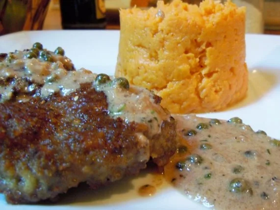 Lammbouletten mit Walnuss-Pfeffer-Sauce und Süßkartoffel-Püree - Rezept