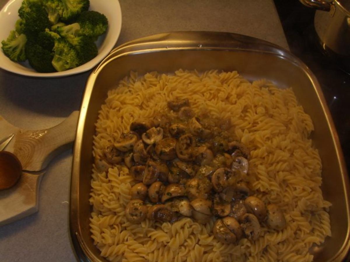 Aufläufe: Nudelauflauf mit Champignons und Broccoli - Rezept - kochbar.de