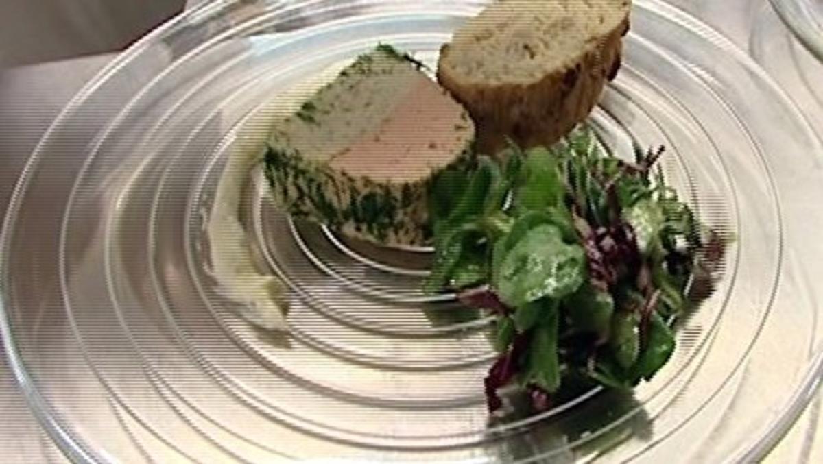 Lachs-Hechtterrine mit Honig-Dill-Senfsoße und Walnussbrot - Rezept ...