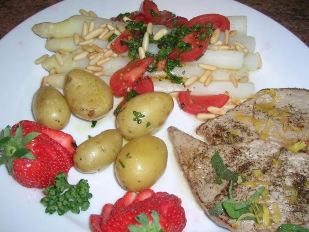 Spargel mit Zitronen-Kalbsschnitzel und Tomaten-Vinaigrette - Rezept - Bild Nr. 3