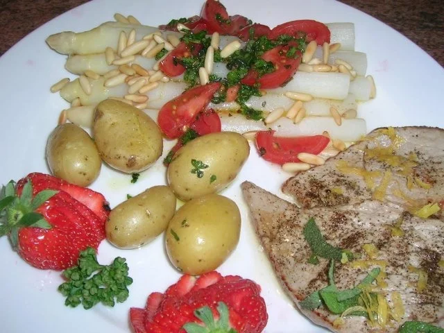 Rezept: Spargel mit Zitronen-Kalbsschnitzel und Tomaten-Vinaigrette Bild Nr. 3 Spargel mit Zitronen-Kalbsschnitzel und Tomaten-Vinaigrette - Rezept - Bild Nr. 3