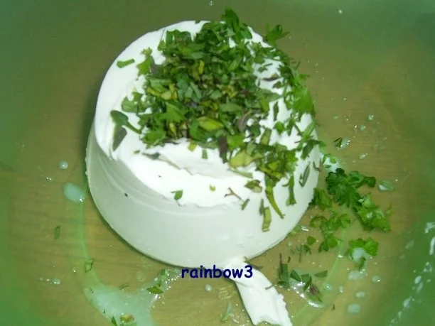 Zwischensnack: Fladenbrot mit Kräuter-Käse überbacken - Rezept