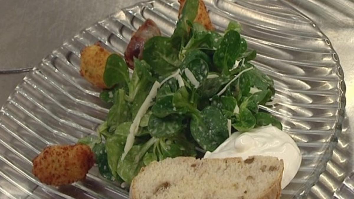 Bergkäse-Nocken und Himbeergeist-Speck-Pflaumen auf Salat - Rezept
