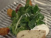 Bergkäse-Nocken und Himbeergeist-Speck-Pflaumen auf Salat - Rezept