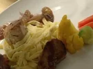 Schweinemedaillons mit Traubensoße an Bandnudeln - Rezept