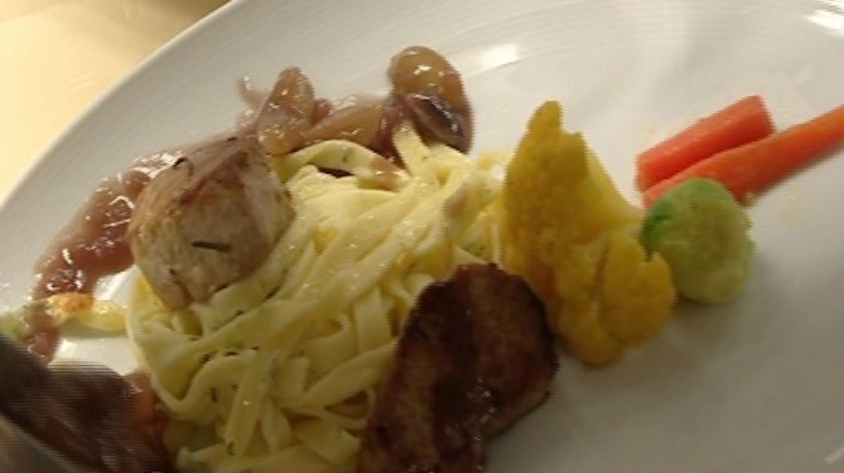 Schweinemedaillons mit Traubensoße an Bandnudeln - Rezept - kochbar.de