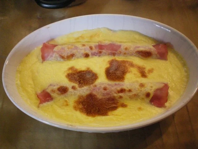 Spargel, warm eingehüllt im Schinkenmantel unter einer Hollandaise-Käse-Decke - Rezept