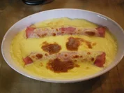 Spargel, warm eingehüllt im Schinkenmantel unter einer Hollandaise-Käse-Decke - Rezept