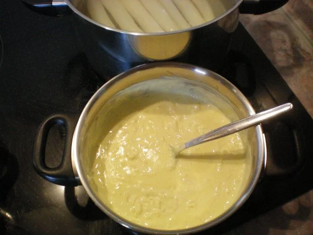 Spargel, warm eingehüllt im Schinkenmantel unter einer Hollandaise-Käse-Decke - Rezept - Bild Nr. 2