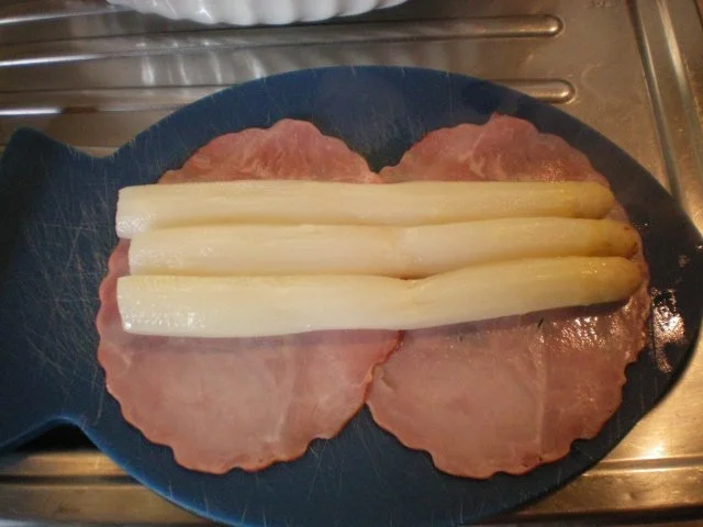 Spargel, warm eingehüllt im Schinkenmantel unter einer Hollandaise-Käse-Decke - Rezept - Bild Nr. 3