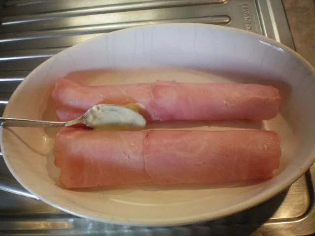 Spargel, warm eingehüllt im Schinkenmantel unter einer Hollandaise-Käse-Decke - Rezept - Bild Nr. 4