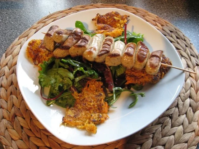 Süßkartoffelpuffer mit Bratwurstspieß - Rezept