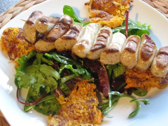 Süßkartoffelpuffer mit Bratwurstspieß - Rezept - Bild Nr. 3