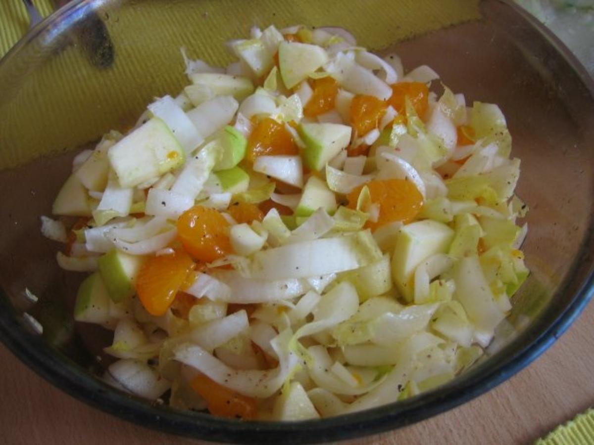 Chicoreesalat mit Mandarinen und Apfel - Rezept