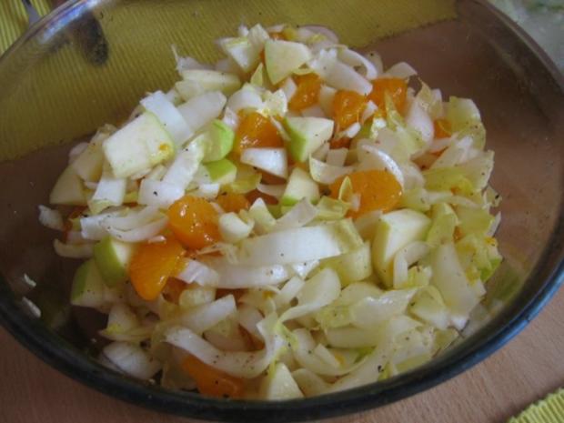 Chicoreesalat mit Mandarinen und Apfel - Rezept - kochbar.de