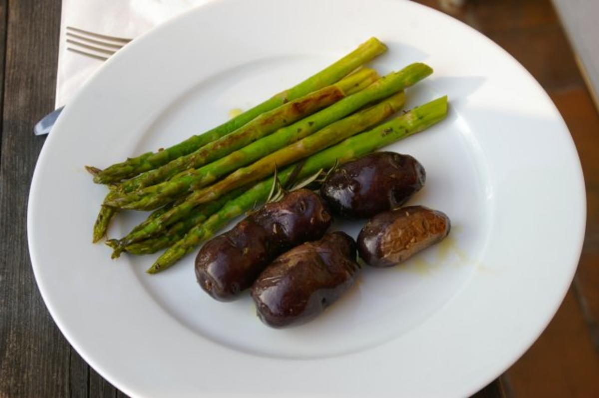 Bilder für Grüner Spargel mit blauen Trüffelkartoffeln - Rezept